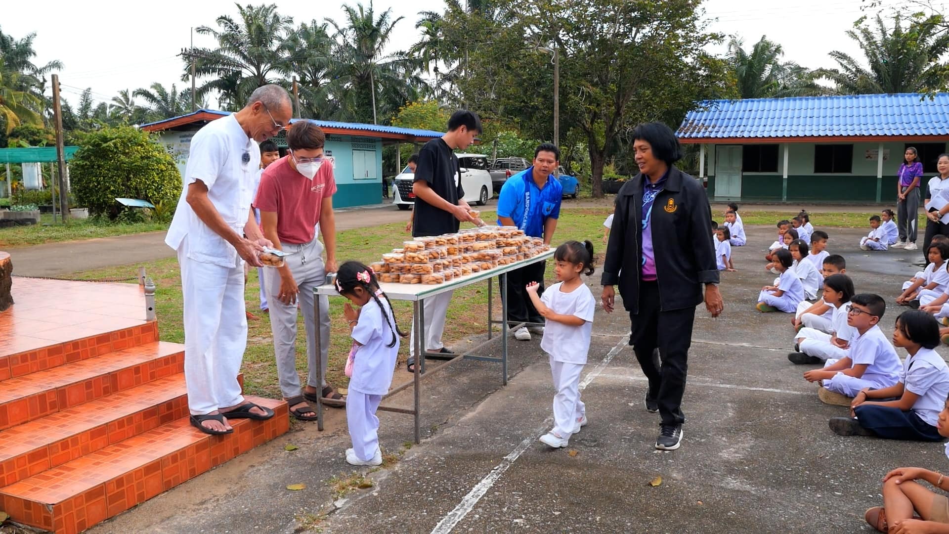 หลวงปู่พุทธะอิสระมอบทุนการศึกษา ณ โรงเรียนบ้านดอนแค จังหวัดชุมพร