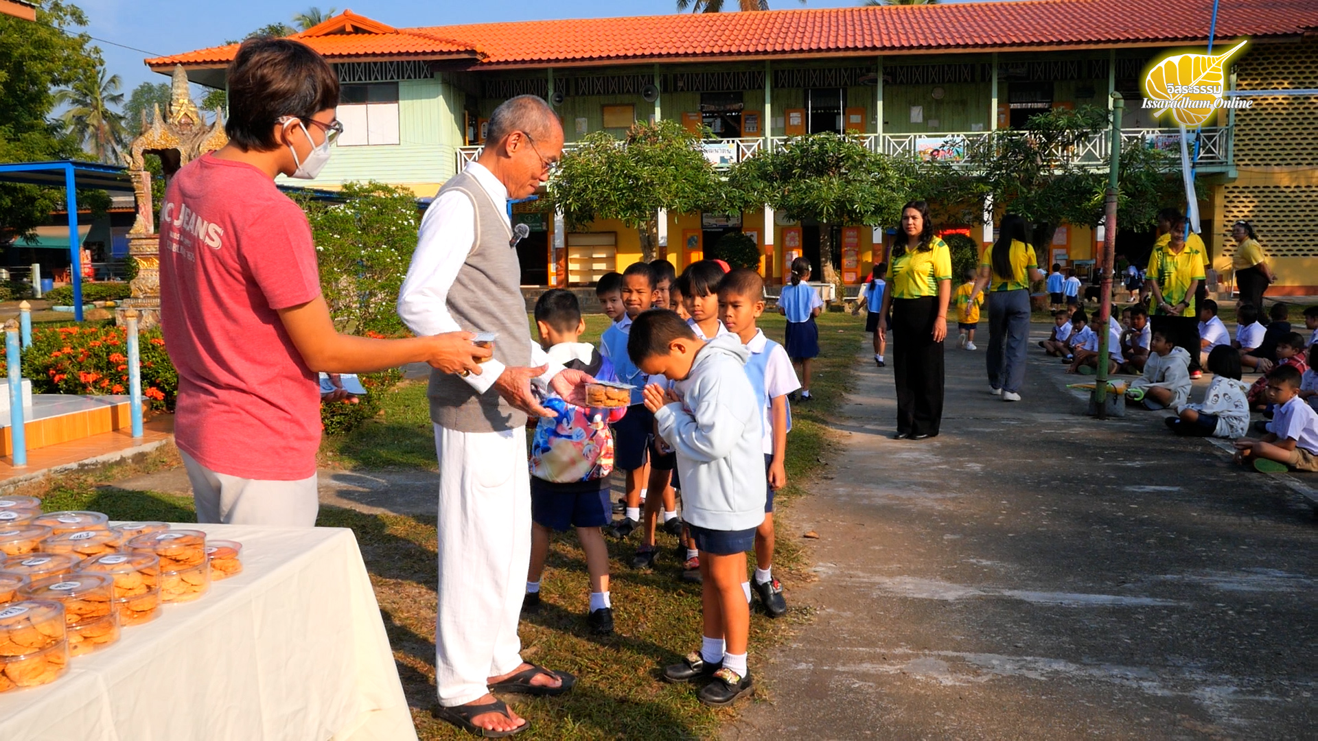 หลวงปู่พุทธะอิสระมอบทุนการศึกษา โรงเรียนบ้านดวด จังหวัดชุมพร